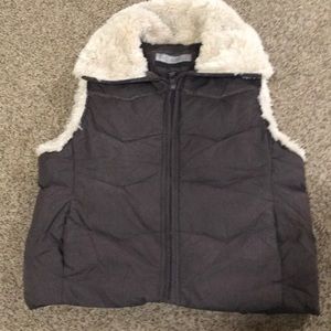 Puffy vest with collar lining